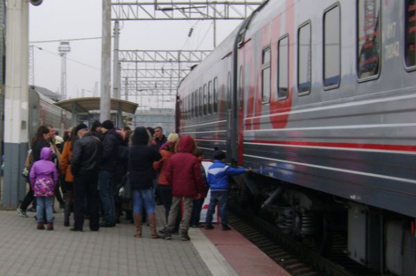 Поезд состоял из 8-ми вагонов, в первый - к началу экскурсии - собиралась очередь.