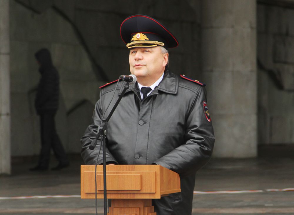 Сотрудников поздравляет начальник УМВД по Ульяновской области генерал полиции Юрий Варченко