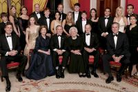 Джордж Буш-младший, Лора Буш, бывшая первая леди США Барбара Буш, и бывший президент Джордж Буш-старший сидят в окружении семьи в Красном зале, 6 января 2005 года.