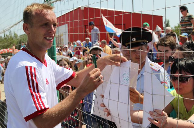 Денис Глушаков этим летом торжественно открыл футбольное поле для детей в Миллерово