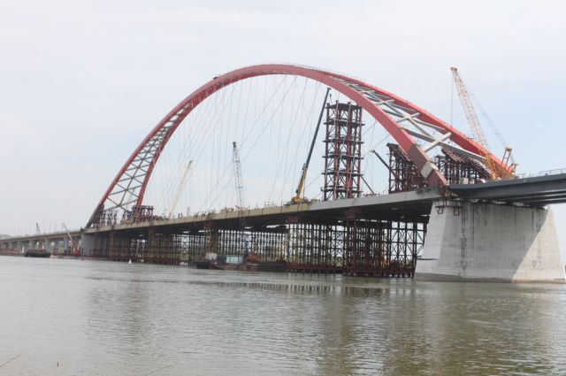 Бугринский мост на этапе строительства.