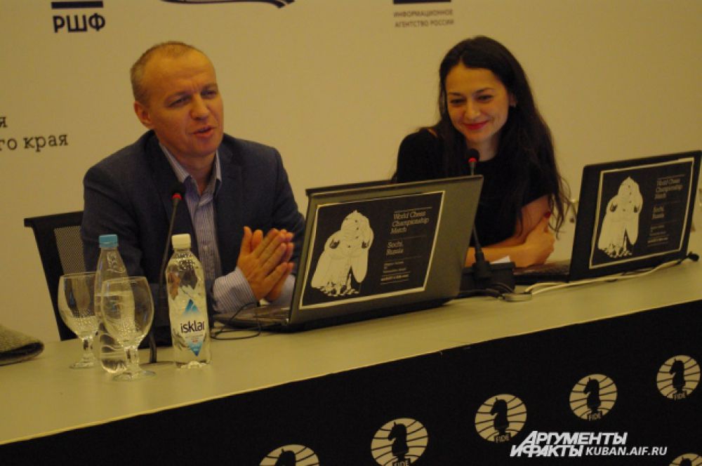 Пока ее отце представлял посетителям робота, 12-я чемпионка мира по шахматам Александра Костенюк в прямом эфире комментировала игру Ананда - Карлсена в компании с известным гросмейстером Сергеем Шиповым.