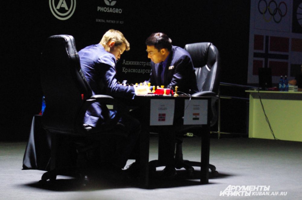 Соперники лицом к лицу за шахматной доской.
