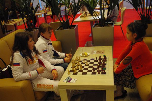 Также в Шахматной гостиной проходит всероссийский турнир для юных шахматистов, которые уже имеют в своей копилке серьезные спортивные награды.