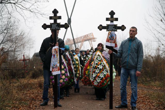 После похорон донецких ребят глава ДНР А. Захарченко пообещал, что убийцы понесут наказание. По словам ополченцев, им известны имена украинских силовиков, открывших огонь.