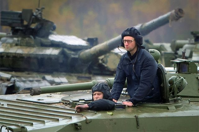 Власти Незалежной (на снимке - премьер А. Яценюк) настроены, похоже, воинственно.