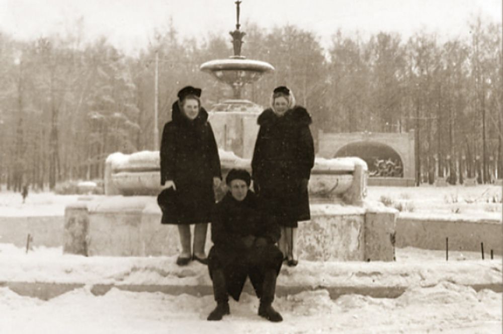 У фонтана, 1950 г.