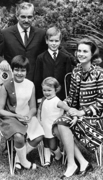 Грейс Келли и Ренье III с детьми: Каролиной Маргаритой Луизой, Альбером II, правящим князем Монако, и Стефанией Марией Елизаветой. 1967 год.