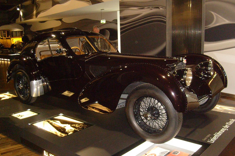 Самым дорогим автомобилем, проданным на аукционе, можно назвать Bugatti 57SC Atlantic. Точная сумма не разглашается, но эксперты уверяют, что она колеблется в диапазоне от $30 до 40 млн. Благодаря своим плавным линиям и шву, идущему по центральной линии корпуса, этот автомобиль считается одной из самых красивых довоенных моделей. К тому же очень редкой: из четырех произведенных экземпляров сохранились только два. Один из них уже довольно давно находится в коллекции американского дизайнера Ральфа Лаурена, а второй лишь в 2010 году был выставлен на аукцион.
