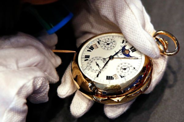 Карманные часы Henry Graves Supercomplication были проданы за $23,9 млн. 11 ноября 2014 года на аукционе Sotheby's. Сложнейшие часы с двумя циферблатами. Их было выпущено всего 4 экземпляра. У каждого из них уникальный корпус из драгоценного металла: из желтого, белого и розового золота и из платины. Еще один рекордный показатель — количество функций, которыми обладают часы: их 33! На создание часов Patek Philippe потратила 8 лет. Часы состоят из 920 деталей и, помимо стандартных стрелок, оснащены календарем, указателем фаз Луны, высокоточным хронометром.