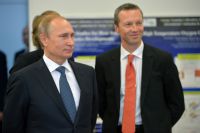 Президент России Владимир Путин (слева) и ректор Дальневосточного федерального университета Сергей Иванец.