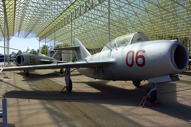 МиГ-17. На самолете этого типа Валентин Привалов пролетел под мостом.