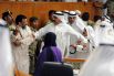 Сложно сказать, кому чей верблюд дорогу перешел и чем закончилась бы потасовка кувейтских депутатов-шиитов и суннитов в 2011 году, если бы не вмешались охранники. Но парламентарий с колом в руках выглядит очень зловеще.
