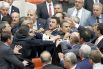 В Турции тоже не всегда парламентарии могут договориться. В 2014 году законодатели от партии премьер-министра Реджепа Тайипа Эрдогана и оппозиционеры националистической партии «Действие» в массовом столкновении решали, следует ли открывать расследование в отношении исламских боевиков, воюющих в Ираке и Сирии.