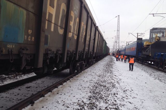 13 грузовых вагонов сошли с рельсов в Омской области.