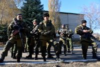 Ополченцы Донецкой народной республики на первой линии обороны.