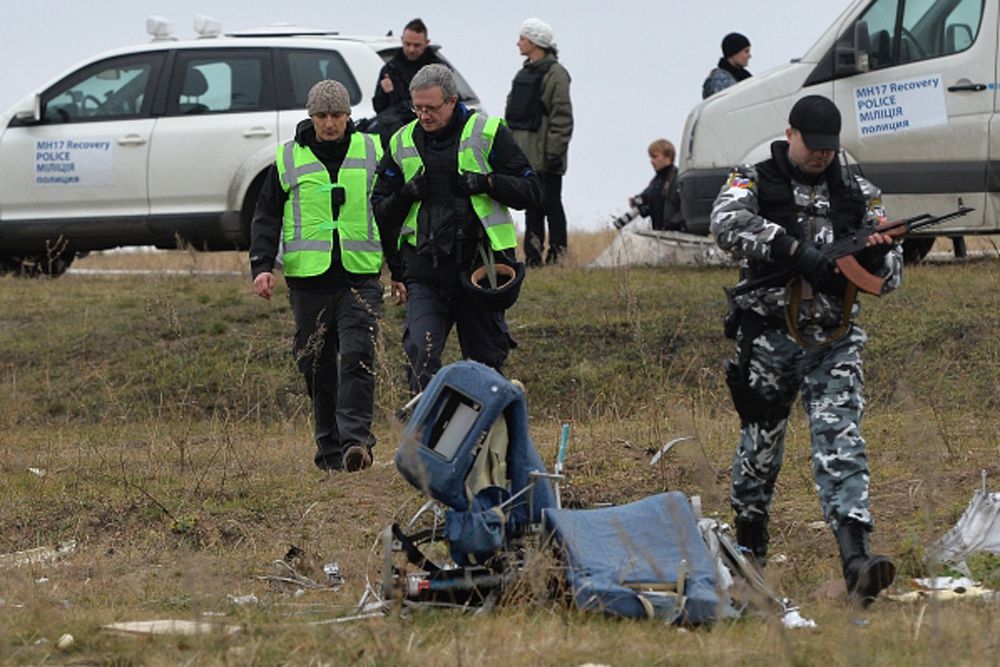 Во вторник, 11 ноября, голландские эксперты прибыли на место падения Boeing в Донбассе. Совместно с наблюдателями ОБСЕ голландцы осматривают место падения кабины малайзийского Boeing в селе Рассыпное Шахтерского района Донецкой области.