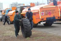 Водителям бензовозов приходится менять колёса после предыдущей поездки на Донбасс.