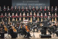 Оркестр исполняет симфонию Шостаковича.