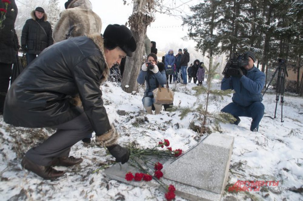 В Омске установили камень в основу памятника погибшим в автоавариях.
