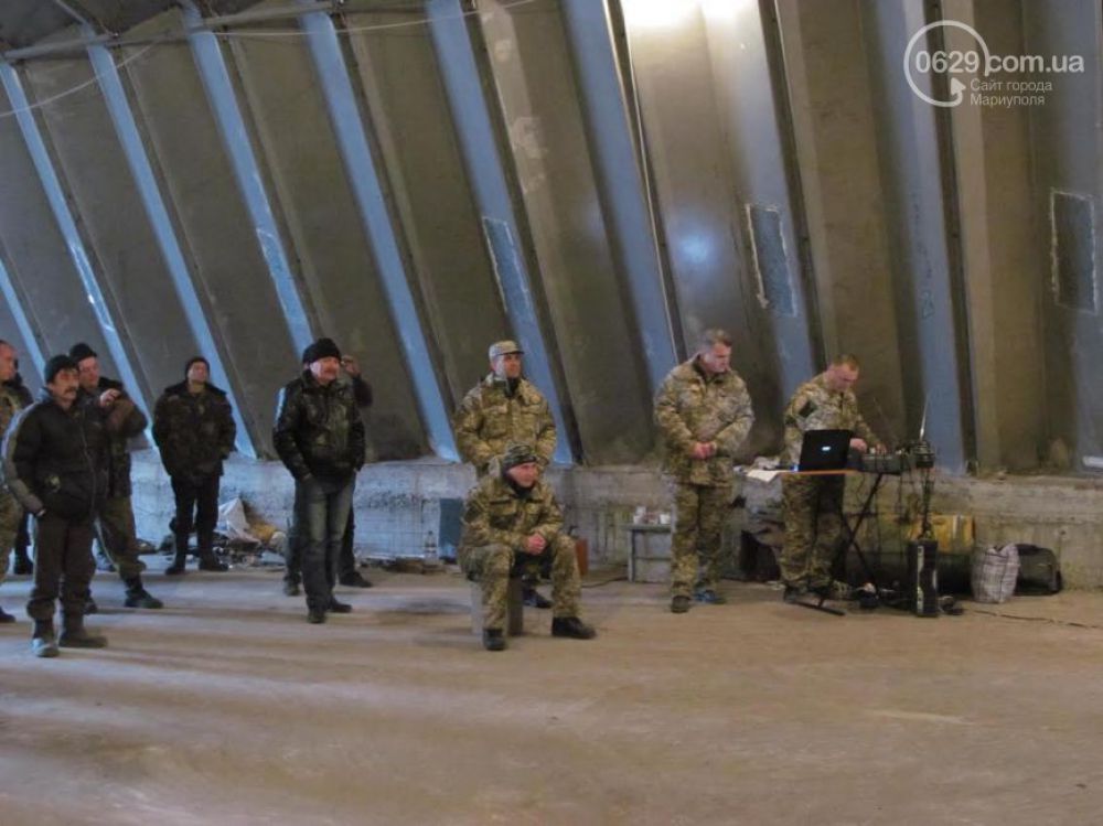 В Мариуполе выступили военные артисты