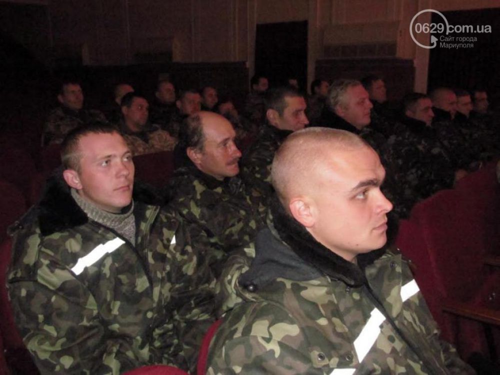 В Мариуполе выступили военные артисты
