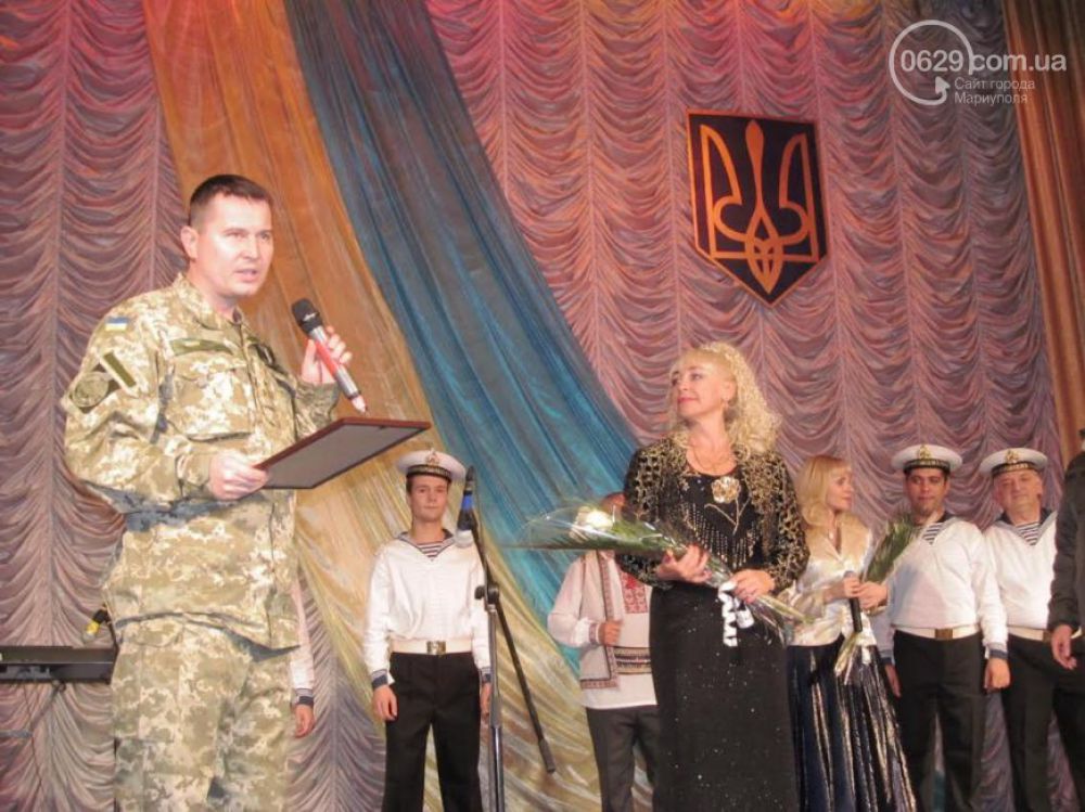 В Мариуполе выступили военные артисты