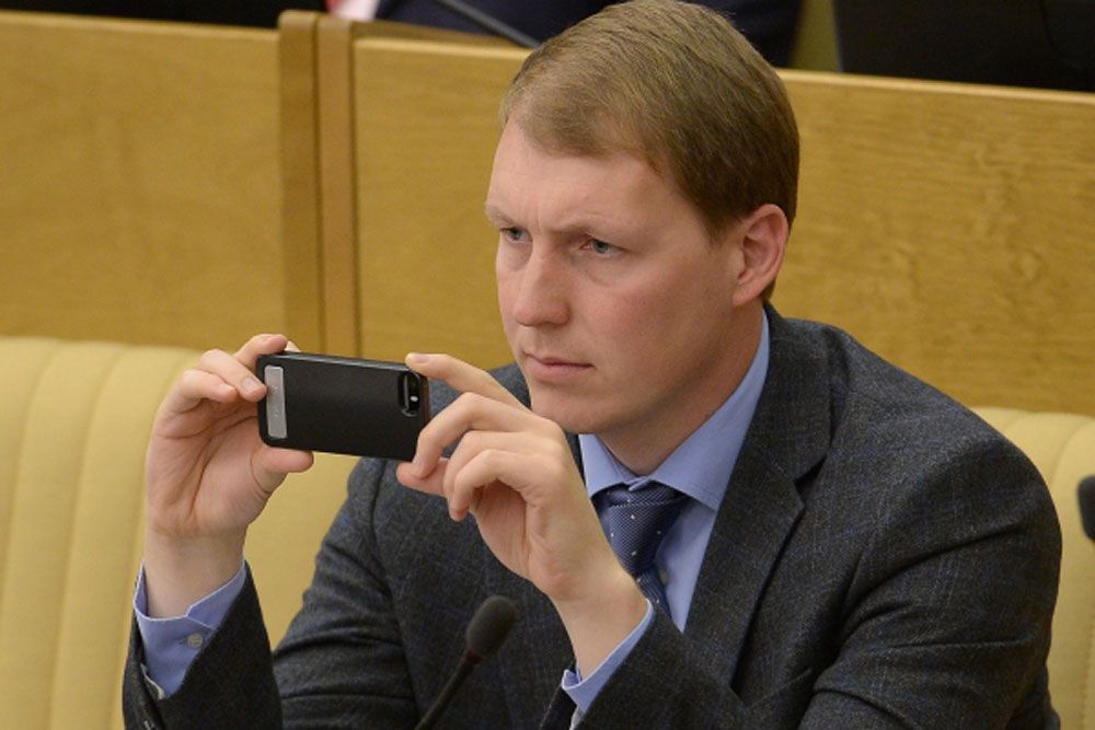 Шлегель Роберт Александрович – депутат Государственной думы от «Единой России». Родился в 1984 году в Ашхабаде в семье поволжских немцев, сосланных НКВД в Туркмению. Окончил Гуманитарный институт телевидения и радиовещания им. Литовчина и Московский гуманитарный университет. В 2005 году вступил в движение «Наши» и какое-то время занимал пост пресс-секретаря организации, благодаря которой, отчасти, и попал в выборный список «Единой России».