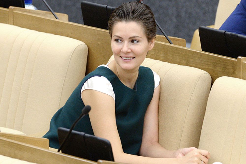 Кожевникова Мария Александровна – депутат Государственной думы от «Единой России». На прошлой неделе отметила свое 30-летие. Стала депутатом в возрасте 27 лет, однако до этого не была замечена в политической жизни страны. Мастер спорта по художественной гимнастике, окончила РАТИ-ГИТИС. Популярность приобрела за счет участия в ряде теле-проектов и, отчасти, откровенной фотосессии для журнала «Playboy».