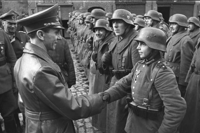 Геббельс поздравляет несовершеннолетних бойцов. 1945 год.