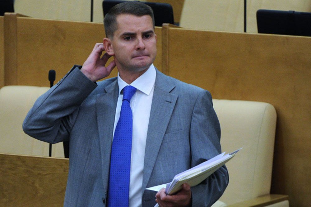 Нилов Ярослав Евгеньевич – депутат Госдумы, заместитель председателя думской фракции ЛДПР, председатель комитета по делам общественных объединений и религиозных организаций. Также представляет в Думе интересы жителей Крыма и Севастополя. Родился в 1982 году, окончил Московский технический Университет и Государственную академию инноваций. В возрасте 25 лет был включен в Федеральный резерв управленческих кадров и впервые избран депутатом Госдумы V созыва. Является автором и соавтором 134 законопроектов.