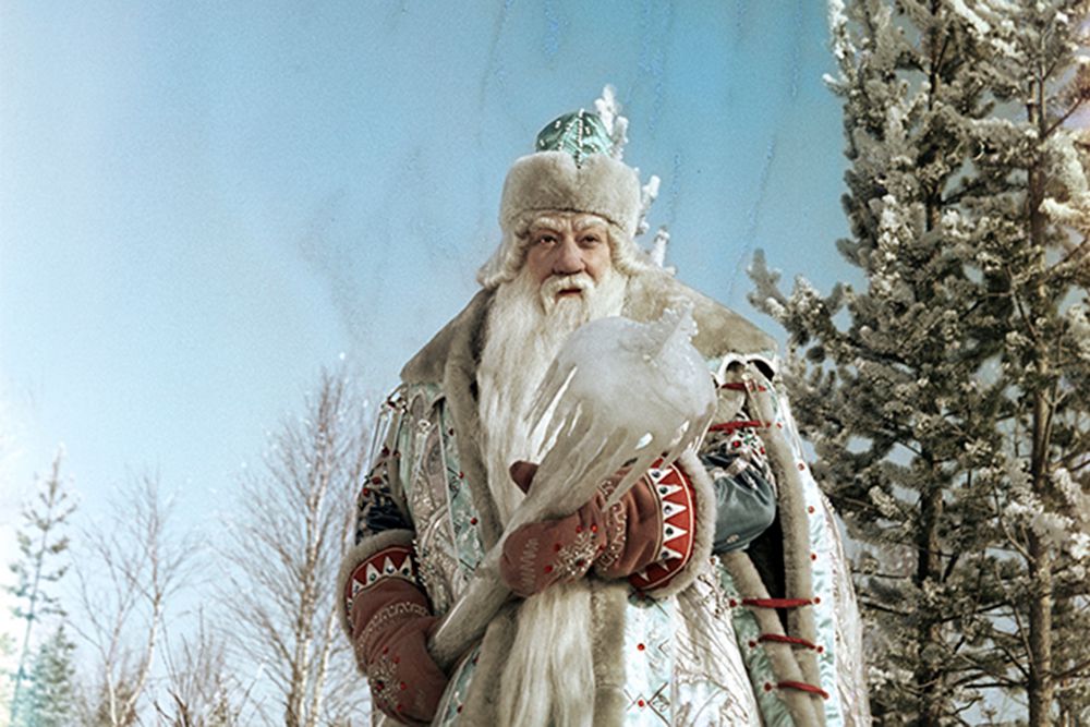 В 1964 году на экраны страны вышел фильм-сказка «Морозко», где роль зимнего волшебника сыграл актер Александр Хвыля. На его счету к тому времени значились героические роли Буденного, секретарей парткомов, образ сурового капитана Гуля из «Пятнадцатилетнего капитана» и многие другие работы. В образе Морозко Александр Леопольдович оказался настолько органичен, что наверху решили: «Лучшего Деда Мороза для елки в Кремле не найти!»