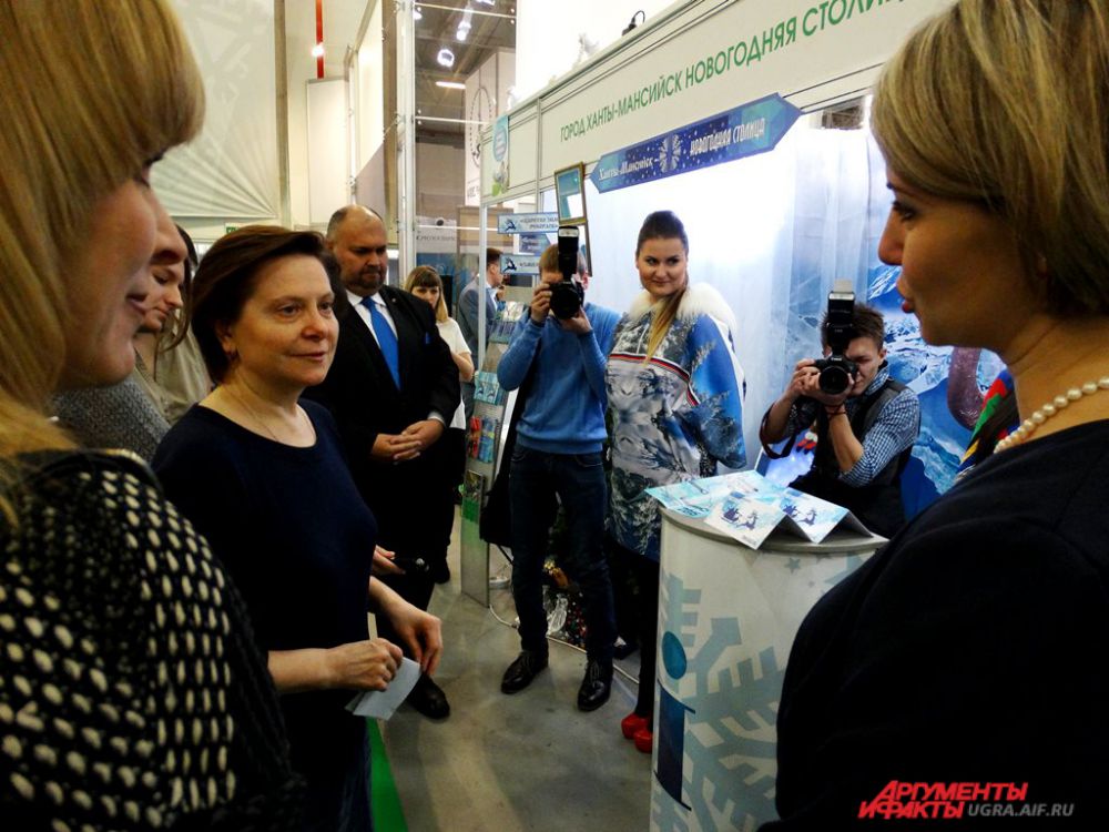 Губернатор Югры Наталья Комарова осматривает экспозицию.