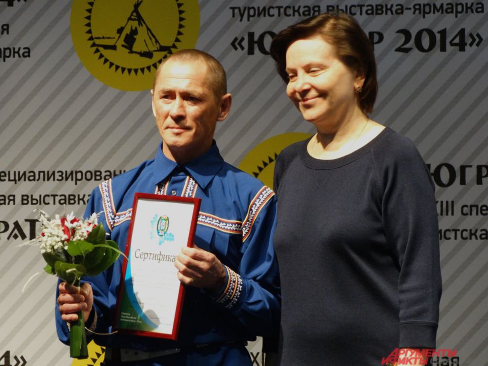 Наталья Комарова вручает награды лауреатам.