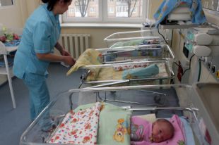 И священнослужители, и медики призывают прекрасный пол сохранить будущую жизнь, дать малышу родиться...
