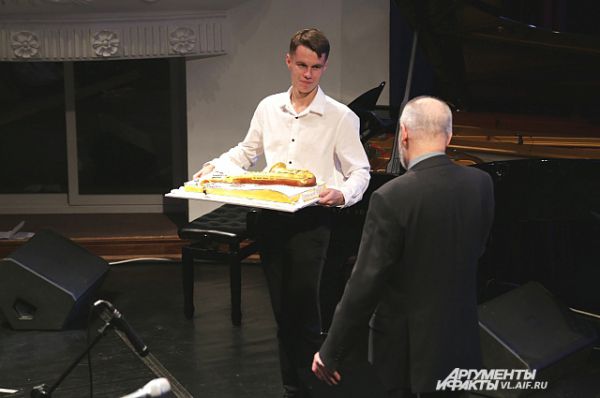 Торт с изображением саксофона вручают Михаилу Митропольскому.