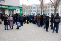 Жители Донецка стоят в очереди в банк.