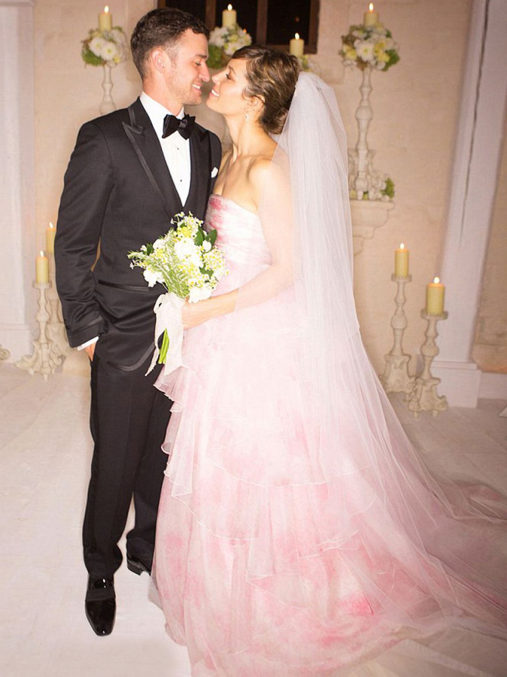 Джессика Бил в платье Giambattista Valli