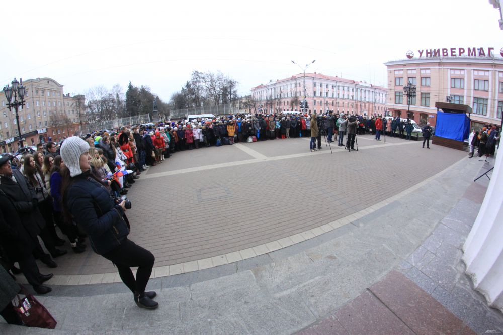 В Брянске состоялась торжественная церемония открытия Памятника пропавшим детям на Театральной площади.