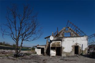 Разрушенные жилища на Донбассе