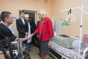 Супруги Порошенко и Байден в госпитале