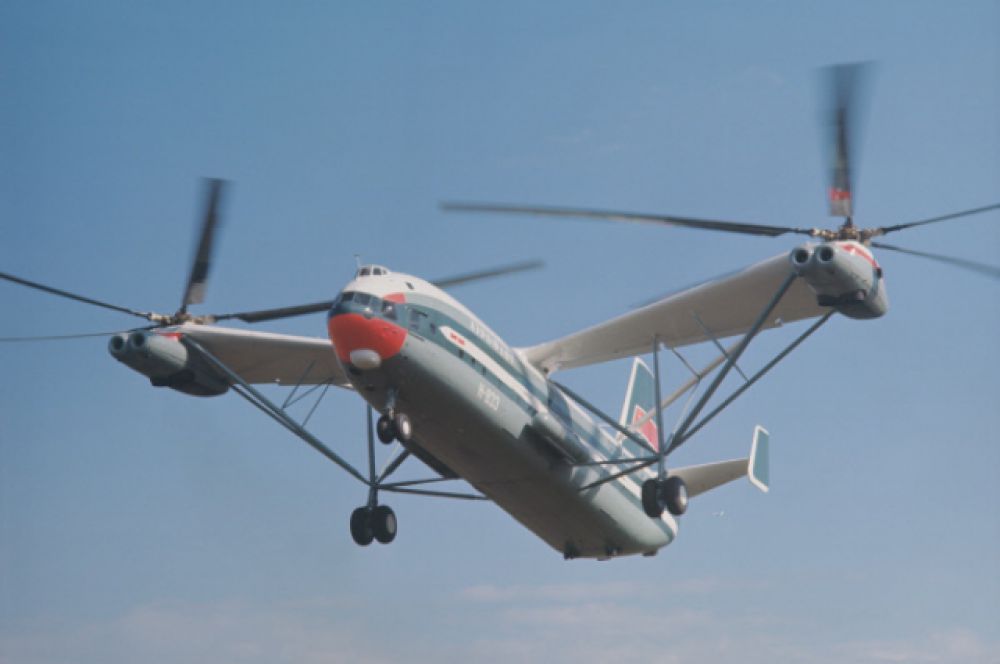 Ми-12 – самый тяжелый вертолет в мире - мог поднимать груз свыше 30 тонн и был сконструирован для перевозки баллистических ядерных ракет. Длина вертолета – 37 м, максимальная взлетная масса - 105 000 кг.