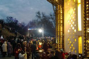 Возле Мемориала голодоморов в Киеве