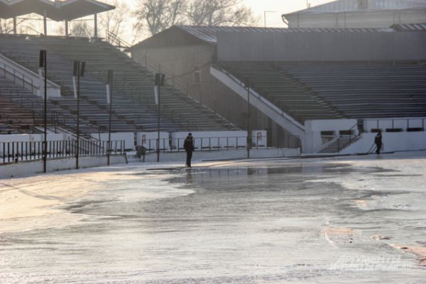 Даже первые зимнимние матчи пришлось проводить на искусственном льду.