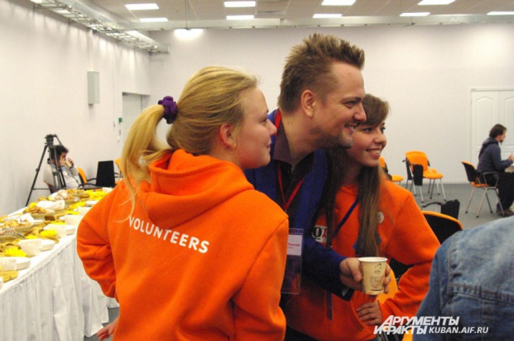 Александр Пушной, ведущий научно-популярной передачи «Галилео», фотографируется с волонтерами перед началом мероприятия.