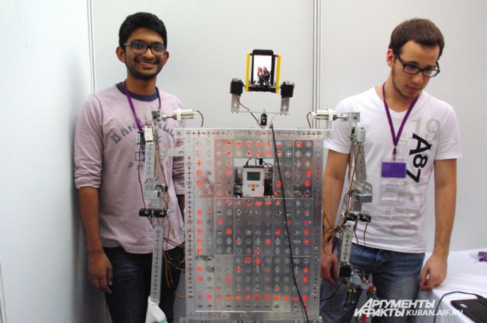 Участники из Катара назвали своего робота Гуманоид Влад. Это единственное русское имя, которое они знают.