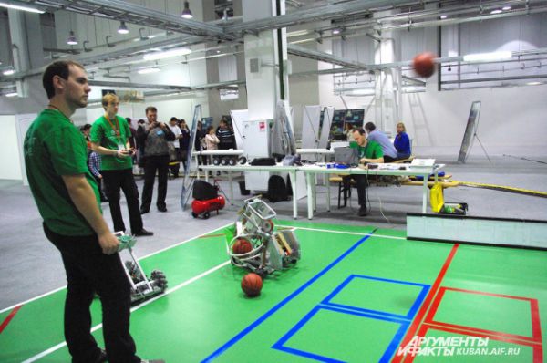Ростовские студенты разработали робота, который умеет забрасывать мячи в баскетбольную сетку. 