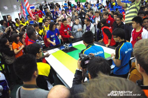 Соревновательная категория «Футбол роботов» стала самой популярной у зрителей. Как и на настоящий футбольный матч, болельщики приходили с флагами и речевками.
