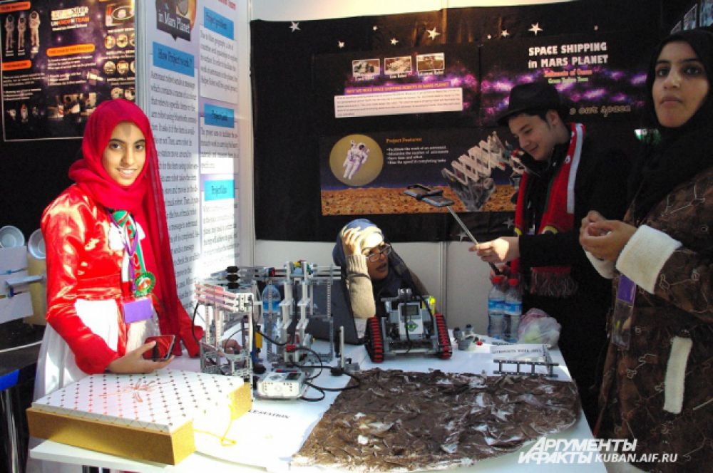 Светлана Журова обратила внимание на то, что в мусульманских странах Персидского залива девочкам не запрещают заниматься робототехникой.