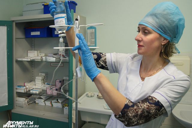 Главная медсестра хосписа Нина Алейникова готовится к очередной процедуре.